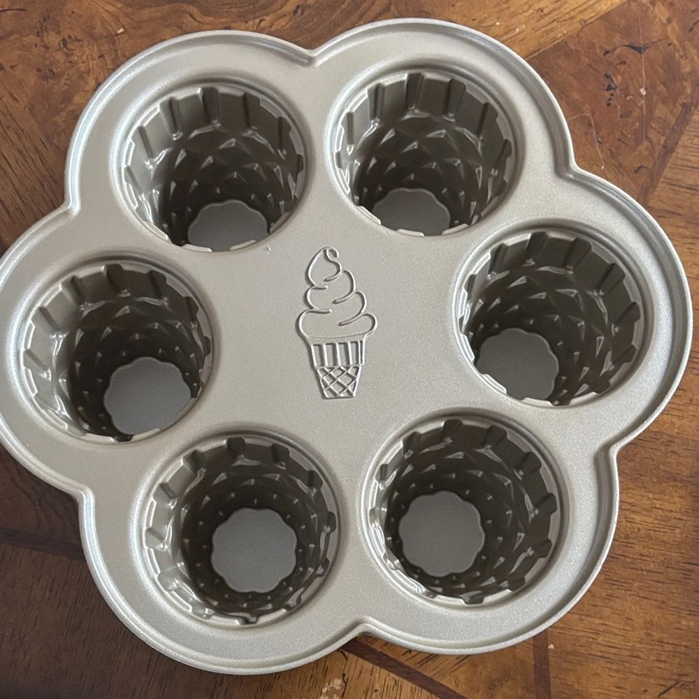 Williams Sonoma Gold Ice Cream Cone Cupcake Pan